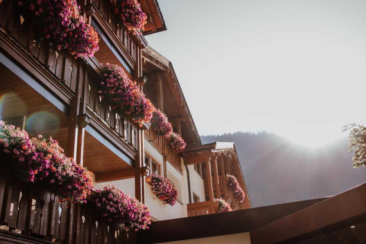 Familienhotel Huber Valles Exterior foto